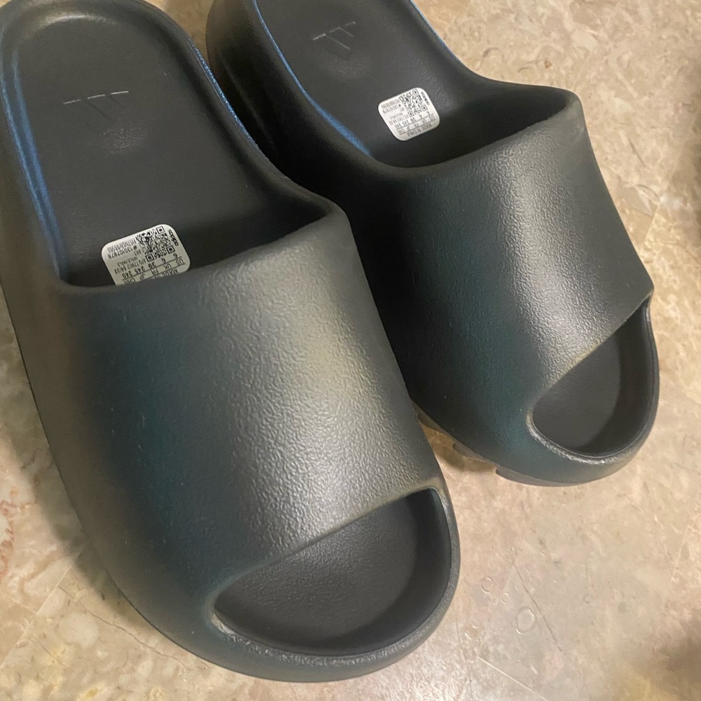 Authentic Yeezy Slides - Onyx